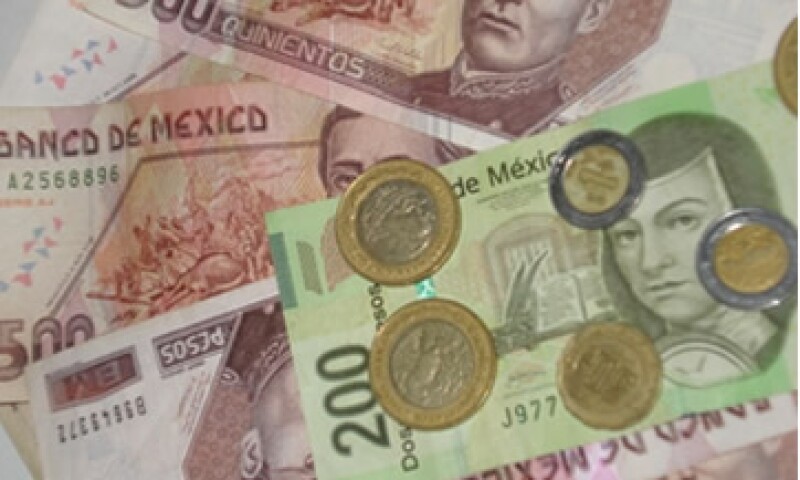 En ventanillas de bancos y casas de cambio, el peso operaba en 12.13 por dólar a la compra y en 12.63 pesos a la venta. (Foto: Karina Hernández)