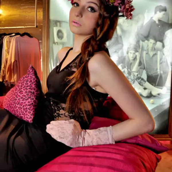 Mallory Caballero en Room 304