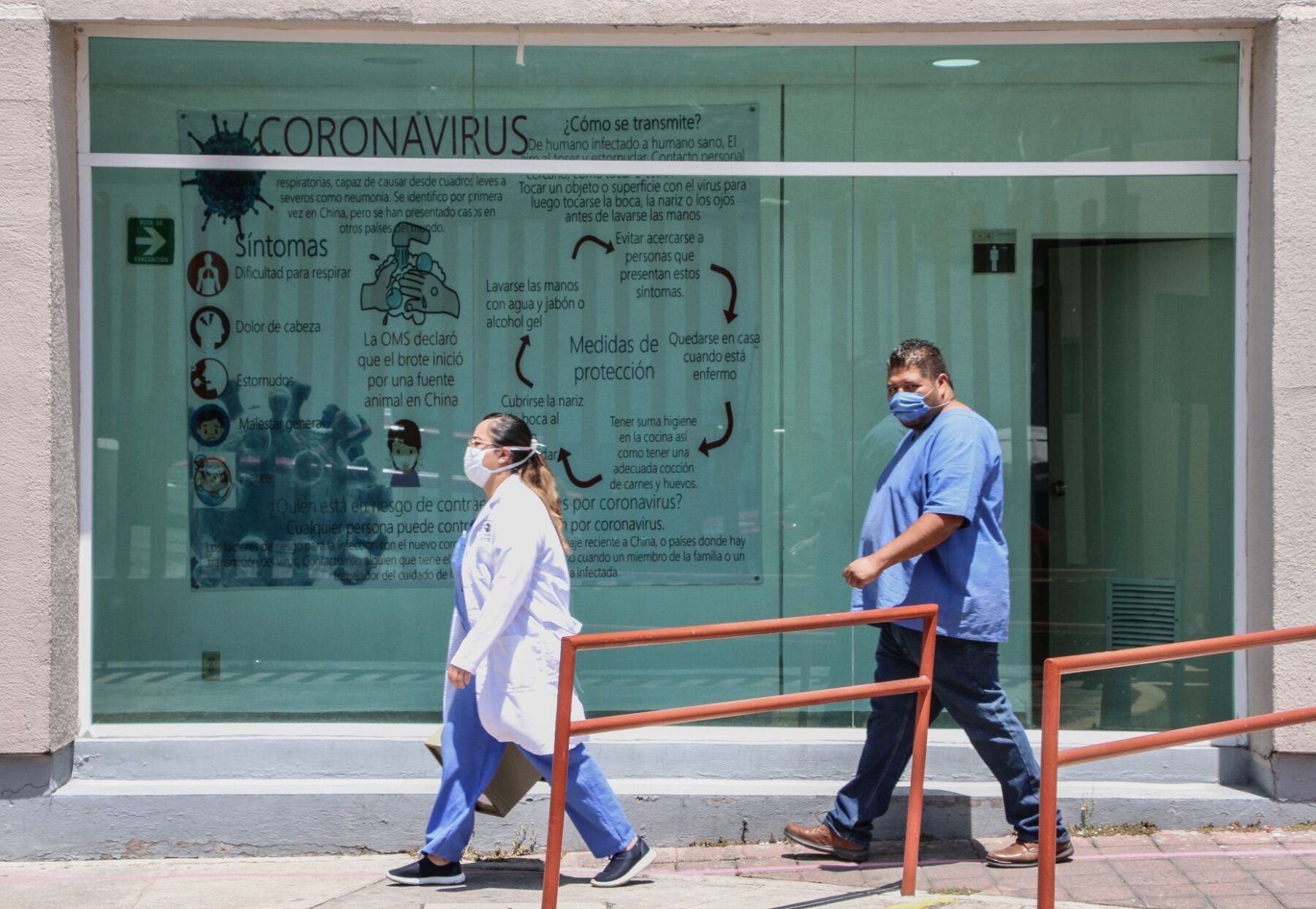 Instalaciones de atención para primer contacto en la inmediaciones del Hospital Ajusco Medio, tras la declaratoria de Emergencia Sanitaria.