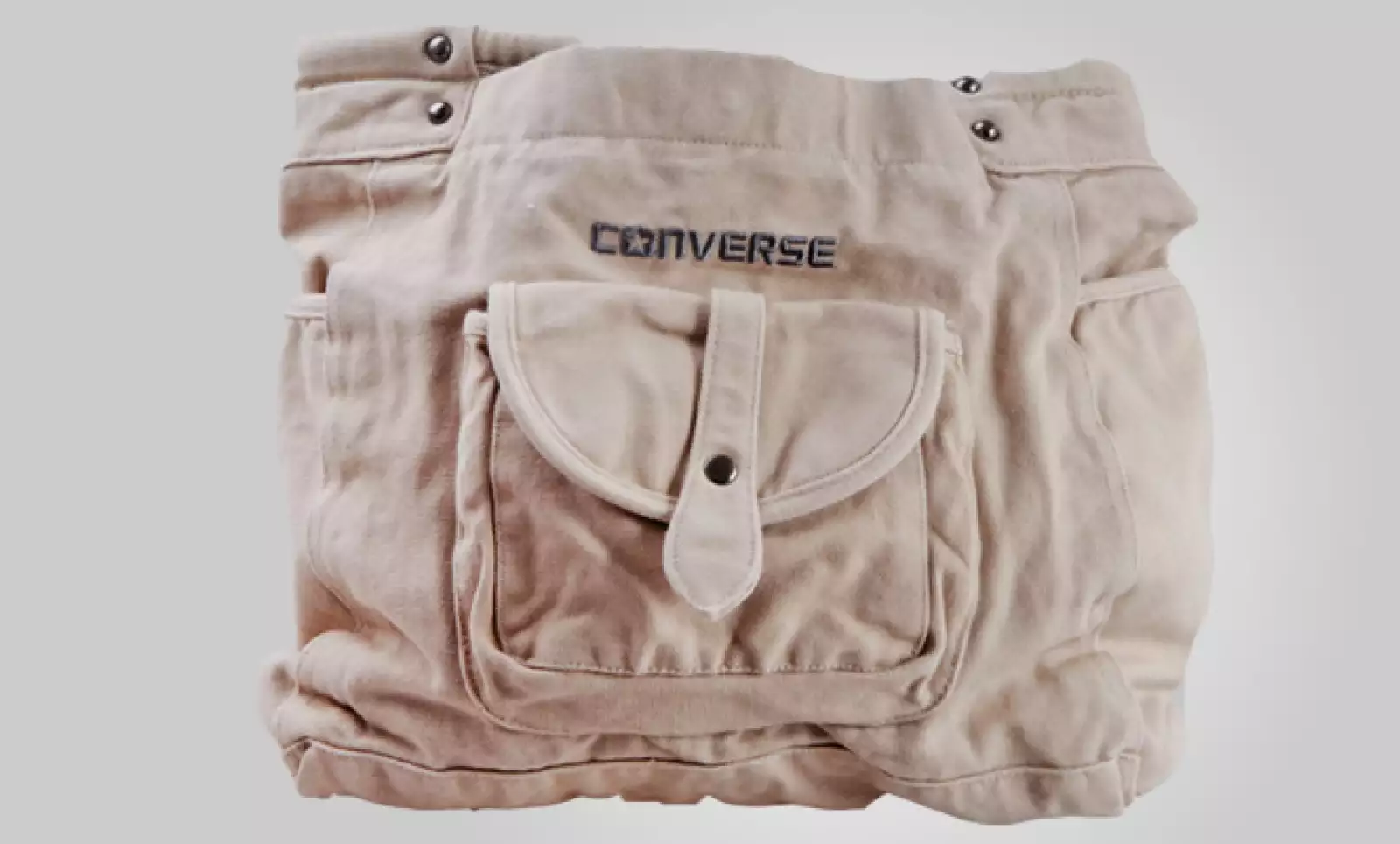 Si prefieres un estilo más juvenil, te sugerimos esta bolsa fabricada en pana y con un estilo que asemeja a unos jeans.