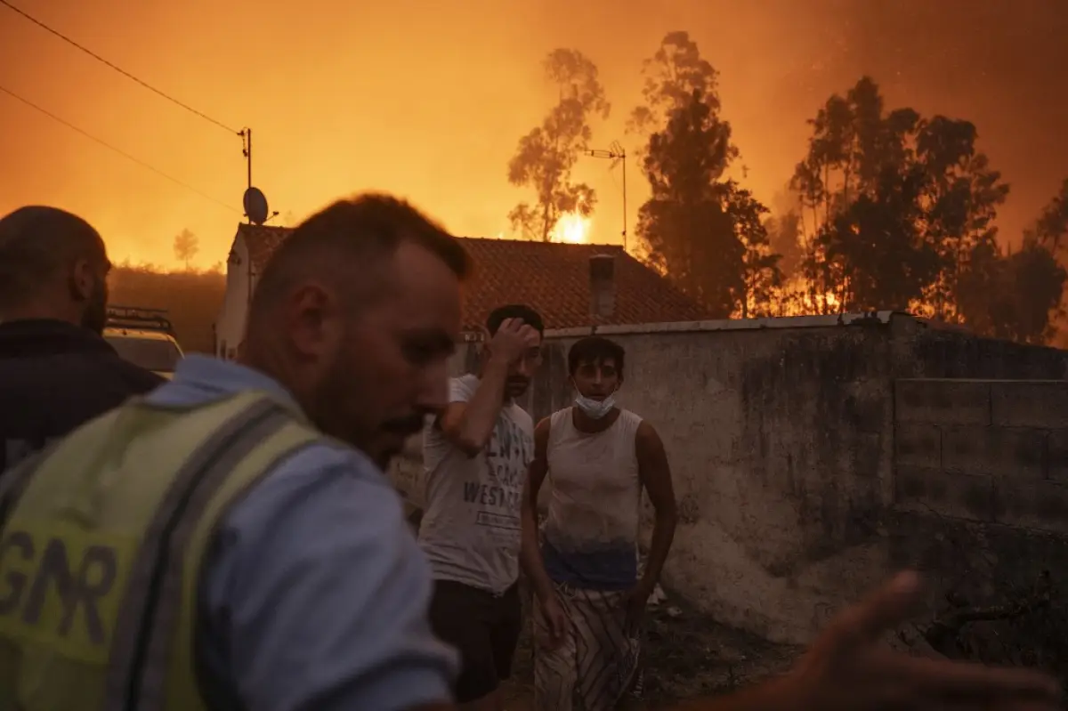 La policía aconseja a los aldeanos que se mantengan seguros durante un incendio forestal en la aldea de Veiga en Agueda, Aveiro, el 17 de septiembre de 2024.