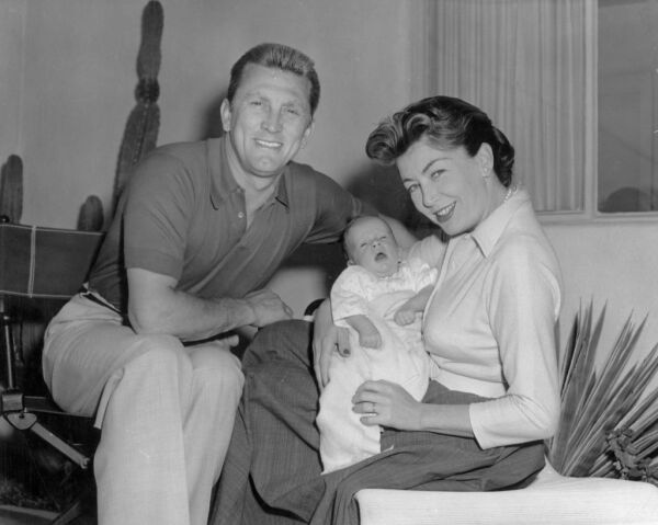 Kirk Douglas, Anne Buydens y su hijo Peter Vincent Douglas. (©Getty Images 3372965) Douglas Family