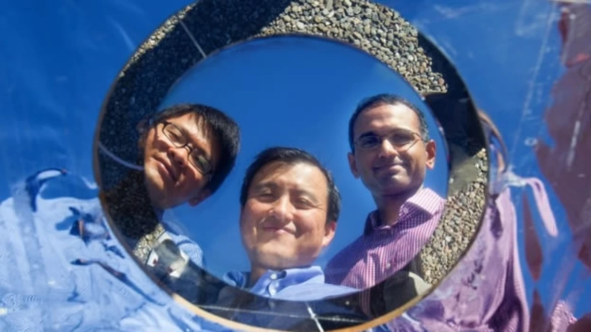 Shanhui Fan (centro) y los estudiantes Linxiano Zhu (izquierda) y Aaswath Raman muestran su invento