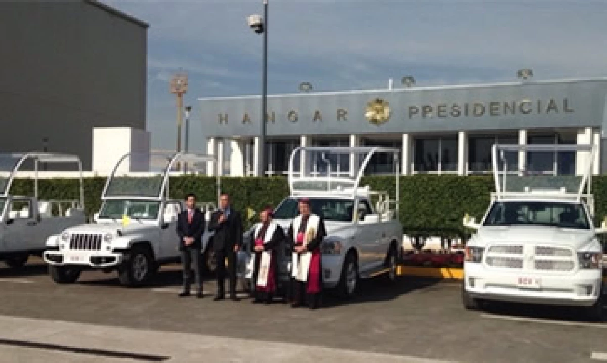 Cinco vehículos recibieron la bendición. (Foto: Notimex)