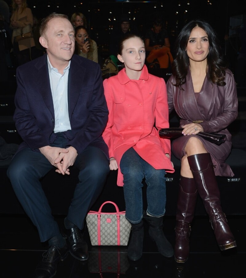 La actriz mexicana compartió su gusto por la moda al observar las próximas tendencias de moda en compañía de su hijastra Mathilde Pinault y su esposo Henri-François Pinault.