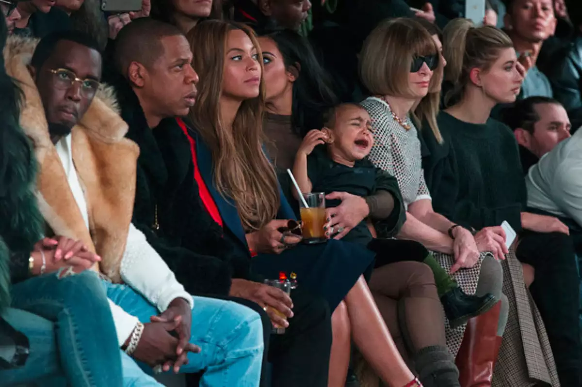 Estar en primera fila de la Semana de la Moda, y en medio de grandes celebridades, no impidió que la pequeña Nori mostrara su evidente disgusto y tuviera que ser sacada por su madre.