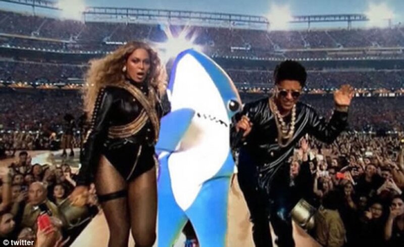 Otros compararon a Chris Martin con el famoso tiburón del show pasado.