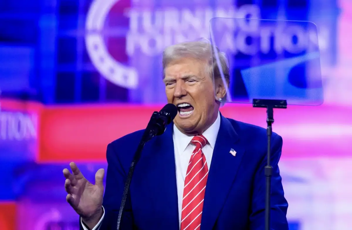 El presidente electo de los Estados Unidos, Donald Trump, habla durante el AmericaFest 2024 anual de Turning Point en Phoenix, Arizona, el 22 de diciembre de 2024.