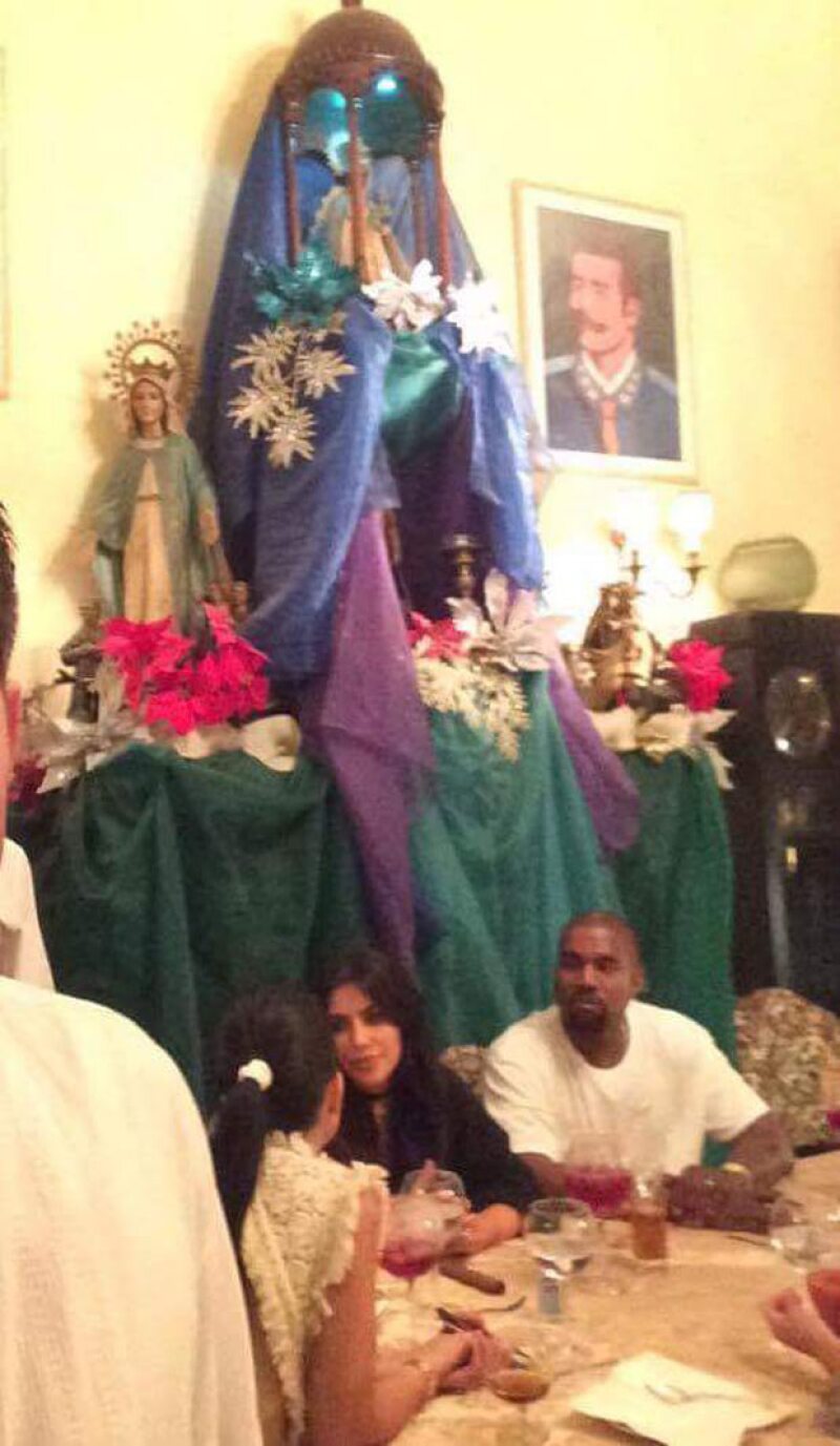 Kim y Kanye platicaron con algunos lugareños mientras comían en el restaurante.
