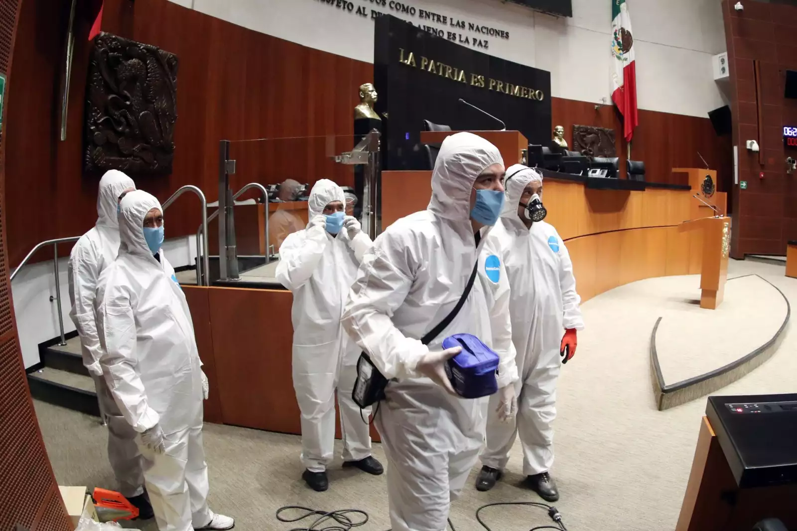 Trabajadores especializados realizaron un proceso de sanitización en el salón de plenos del Senado de la República