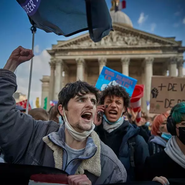 Protestas están ocurriendo arriba y abajo de Francia como parte de los viernes globales para el movimiento estudiantil ambiental del futuro, cuando la gente más expresa su insatisfacción con las políticas del gobierno de Emmanuel Macron en un una variedad de temas importantes para sus vidas. La protesta llega a pesar de que París se preparaba para un nuevo confinamiento.