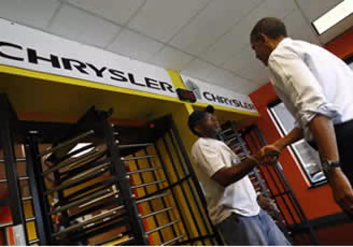 El presidente Obama saludó este viernes a los trabajadores de Chrysler Toledo durante el cambio de turno. (Foto: Reuters)