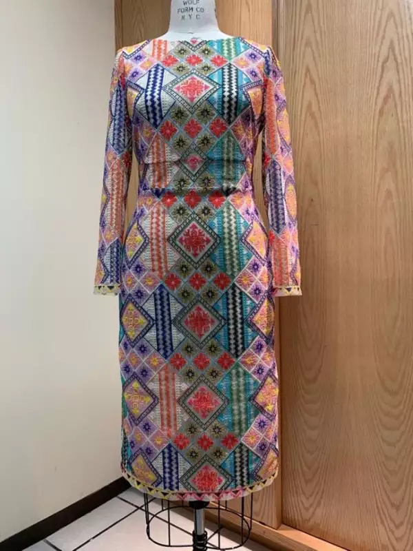 Vestido huichol de Beatriz Gutiérrez Müller 3.jpg