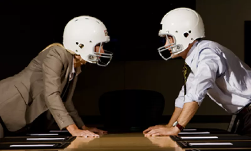 Para evitar que los conflictos en la oficina escalen a lo legal, las empresas deben ser claras con el trabajador desde el momento de la contratación. (Foto: Getty Images)