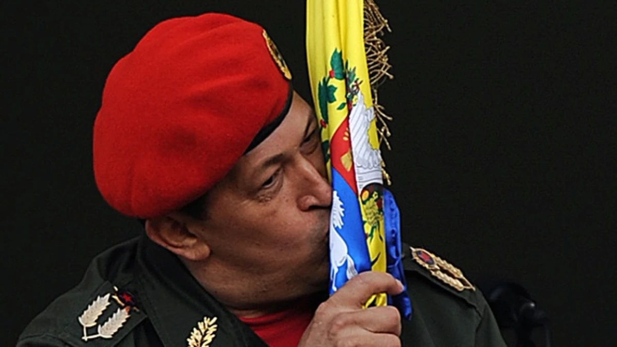 chavez besa la bandera de venezuela
