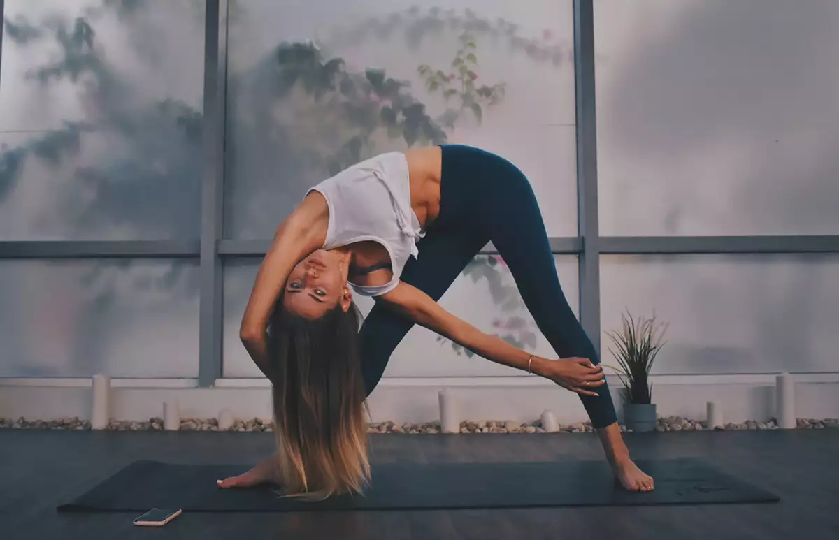 rawan-yasser-E0Sbr9d1IV0-unsplash-yoga-persona-tipo de yoga-ejercicio.jpg