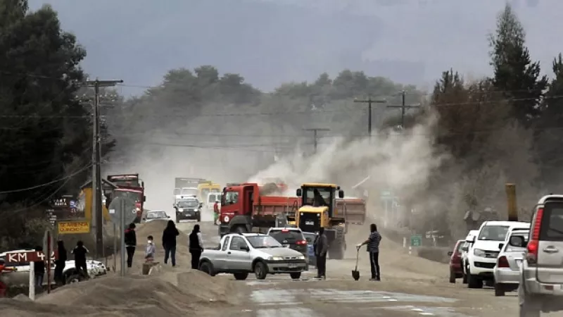 Chilenos limpian las cenizas del volcán