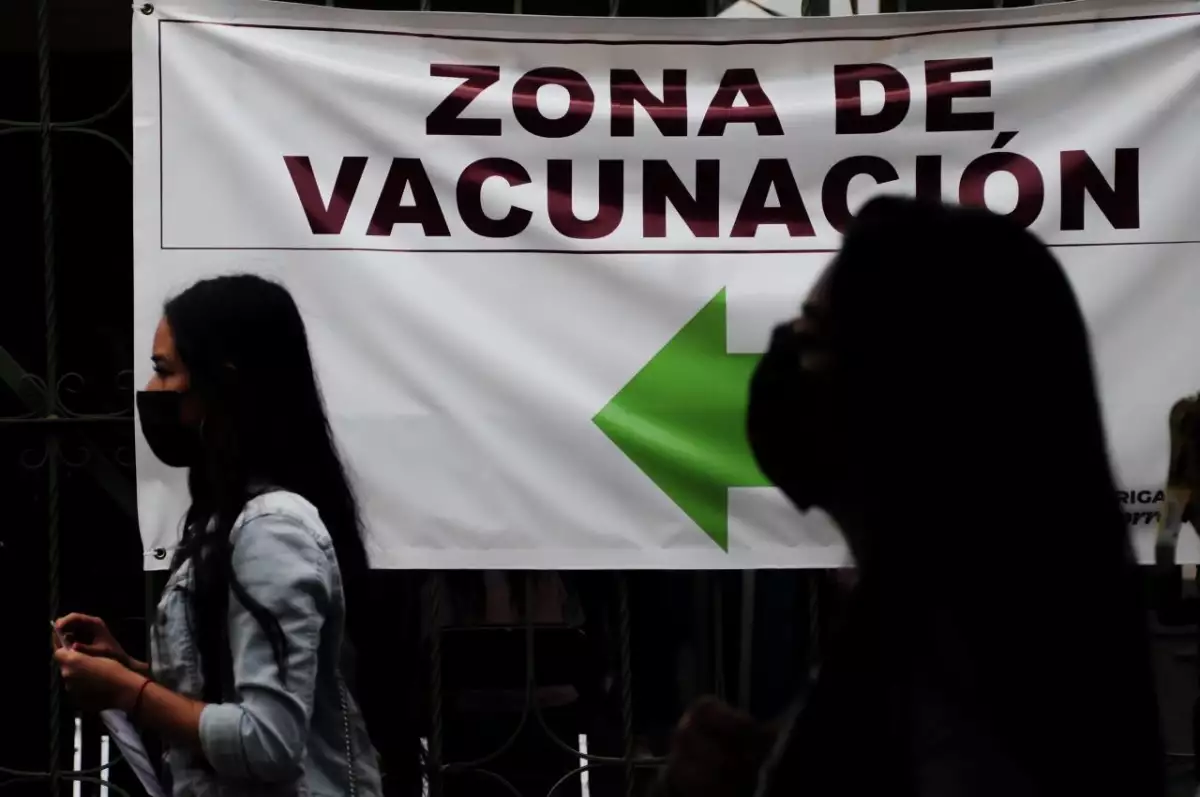 Certificado de vacunación WhatsApp (Dos mujeres caminan rumbo al centro de vacunación contra el Covid-19)