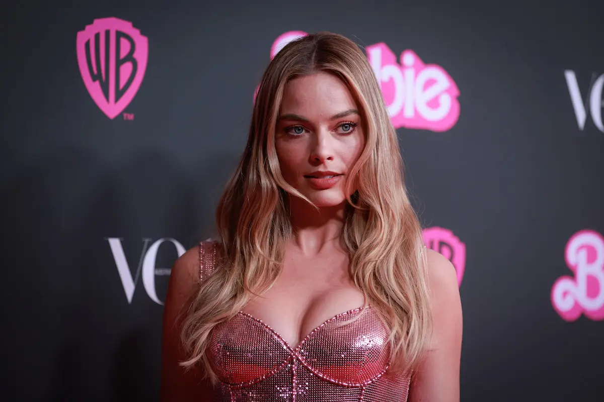 Margot Robbie con un look vintage de Versace en Sidney.