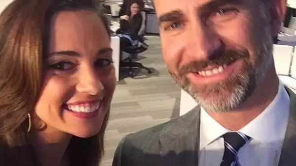 ¡Adiós princesa seria, hola reina amigable! Parece que la nueva monarca desea ganarse el corazón de su gente y no se niega a tomarse fotos con sus admiradores.