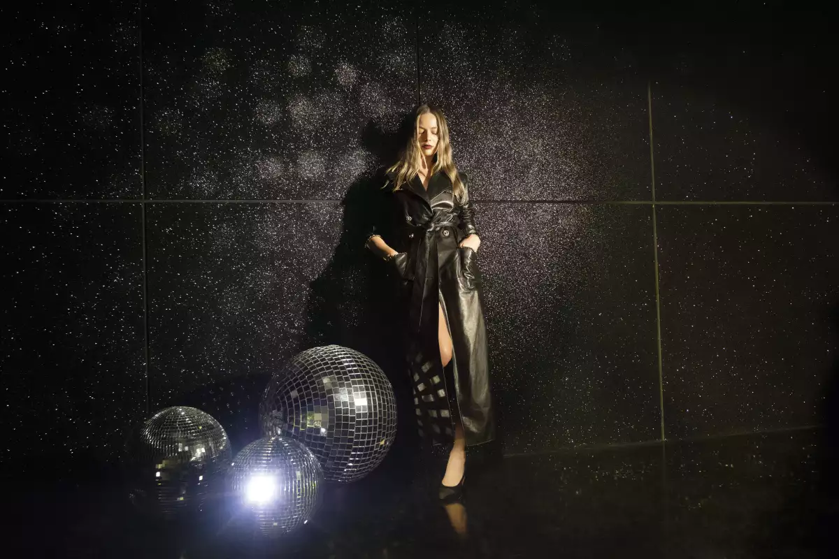 Margot Robbie presenta los nuevos lipsticks de Chanel para tus noches de fiesta más intensas.