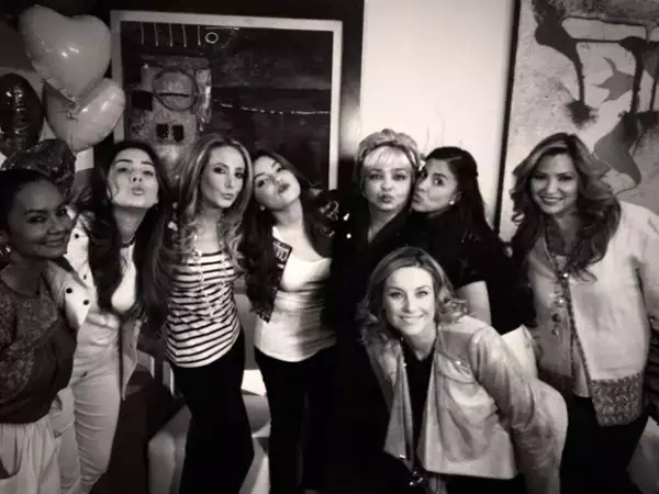 A principios de mes, Sofía compartió esta imagen en su Twitter con Dominika Paleta, Ana Martin, Martha Julia, entre muchas otras mujeres del reparto de la telenovela.