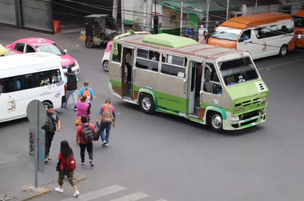 Se anunció por parte del gobierno de la Ciudad de México el incremento a la tarifa del transporte concesionado de un peso, a partir del 15 de Junio. 
calle.