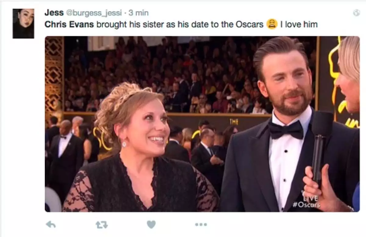 Carly se mostró muy feliz de acompañar a su hermano.