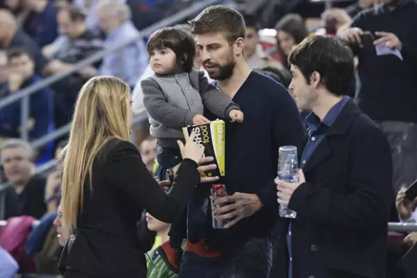 Gerard y Milan tuvieron lugares preferentes en la duela, y cuando se terminó el juego Piqué llevó a su hijo en brazos.