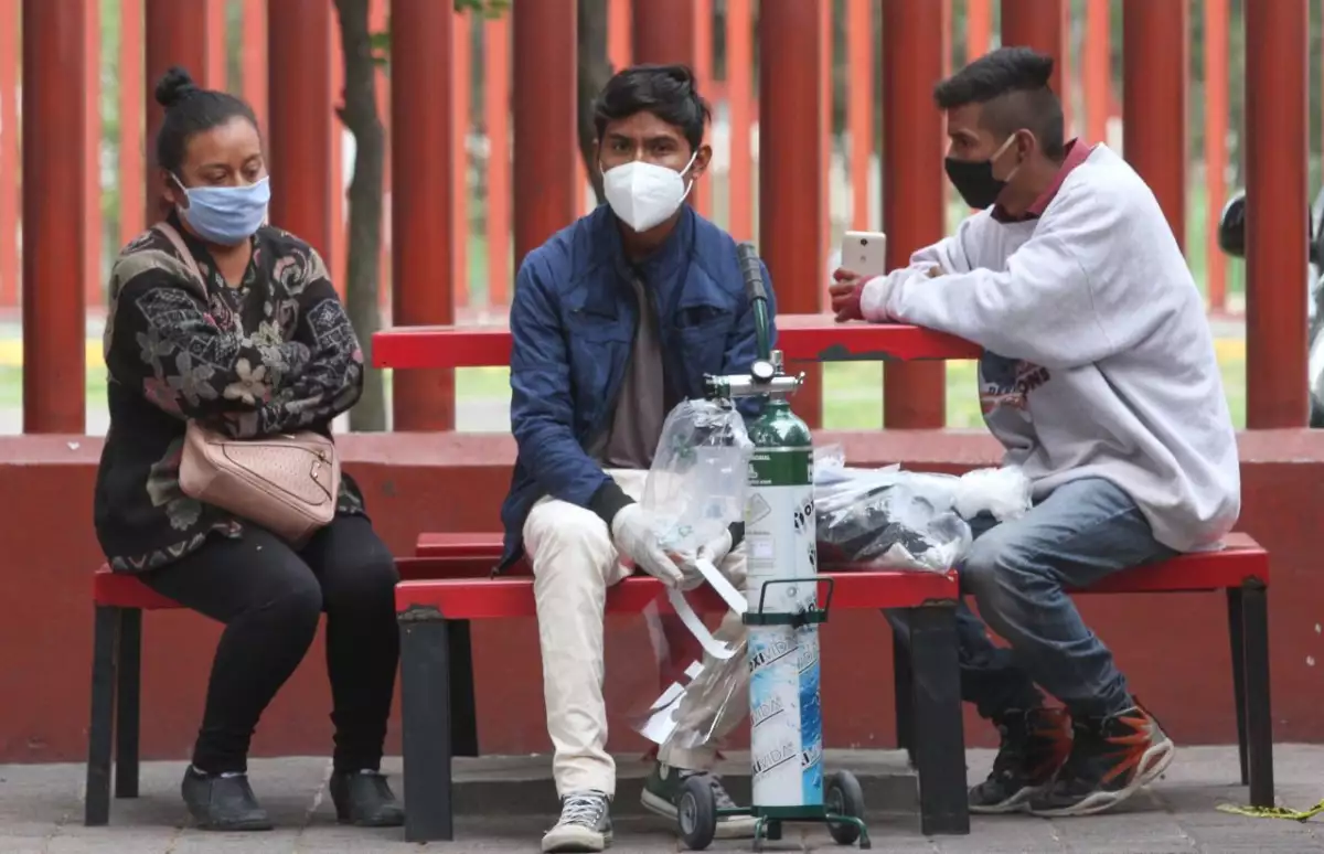 Familiares hacen frente al frío y la lluvia por noticias de internos.