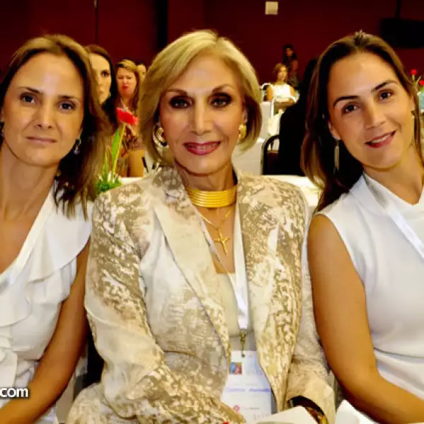 Karla Canales, Cristina de Canales y Mayté Canales