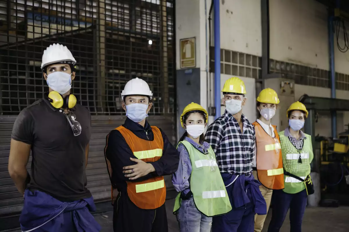 Trabajadores de un centro de distribución. 