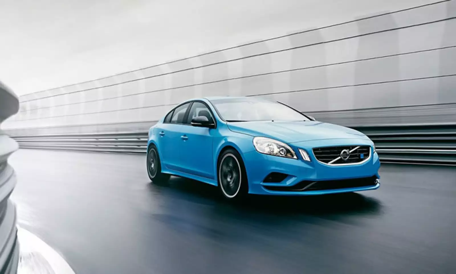 También suma las llantas de 19 pulgadas y pinzas de freno en color negro.