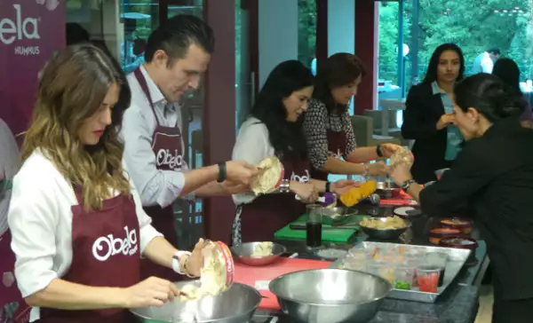Claudia, Billy y Martha concentrados a la hora de preparar sus platillos.