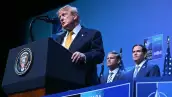 El presidente de los Estados Unidos, Donald Trump, junto al Secretario de Estado de los Estados Unidos Marco Rubio (R) y al Secretario de Defensa de los Estados Unidos, Pete Hegseth, habla a la prensa durante una Cumbre de la OTAN en el Complejo Presidencial Bestepe en Ankara, el 8 de julio de 2026.