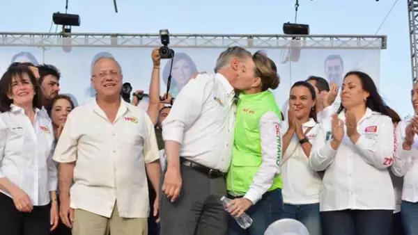 Virginia Gaytán. La esposa del priista Enrique Serrano suele acompañarlo en la mayoría de sus eventos, aunque también tiene una agenda independiente.