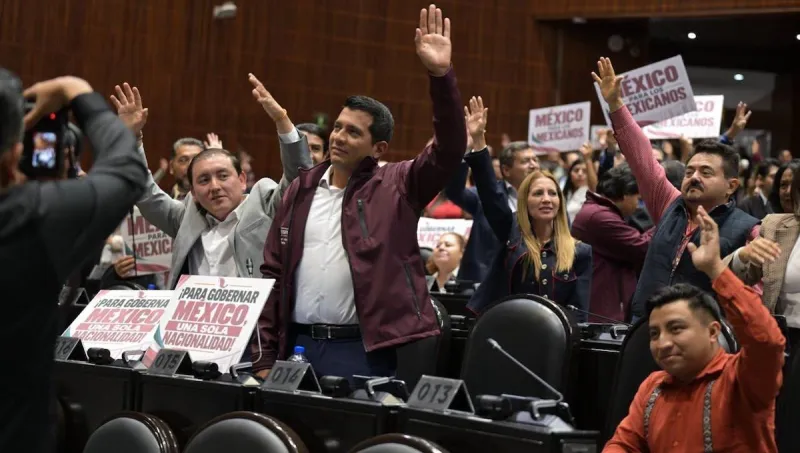 Diputados de Morena levantan la mano durante la votación de la Ley Doble Nacionalidad Diputados. 