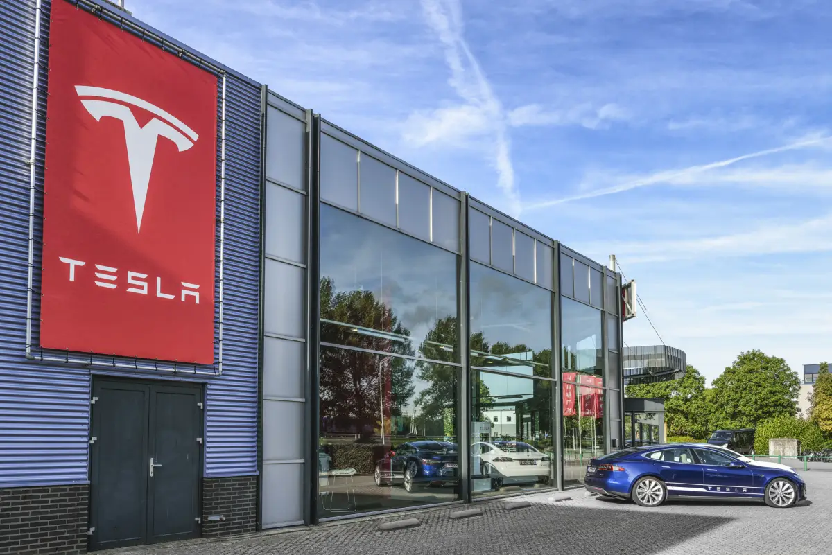 Tesla retrasa lanzamiento de robotaxi