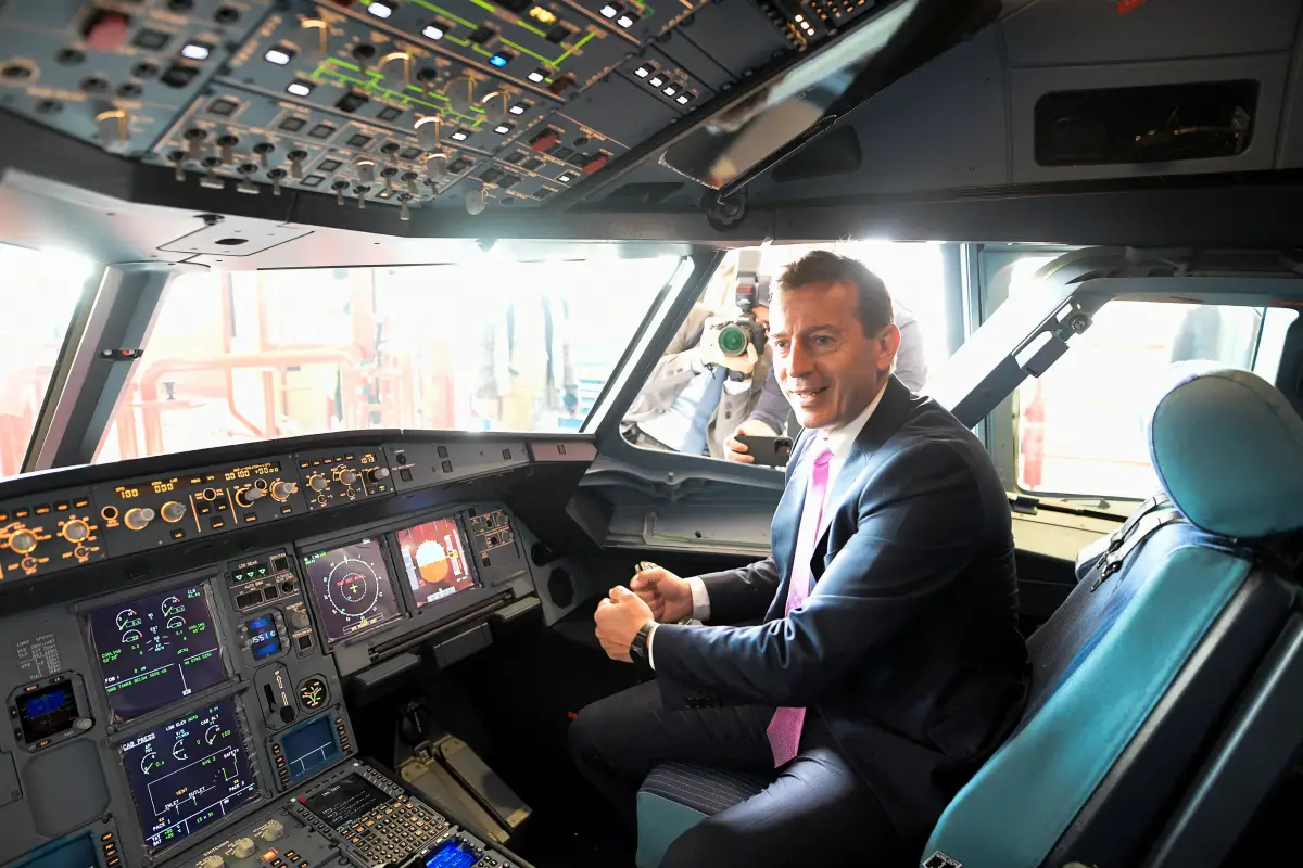 El CEO de Airbus, Guillaume Faury, se sienta en la cabina de un Airbus A321, durante una visita del presidente del Consejo Europeo, Antonio Costa (no en la foto) a una instalación de Airbus en Hamburgo, Alemania, el 14 de abril de 2025.