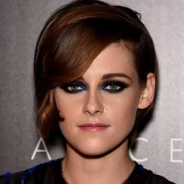 Kristen Stewart, la vimos crecer en la pantalla grande en películas como Panic Room, pero fue en 2008 con Twilight cuando logró gran popularidad siendo un fenómeno mundial.