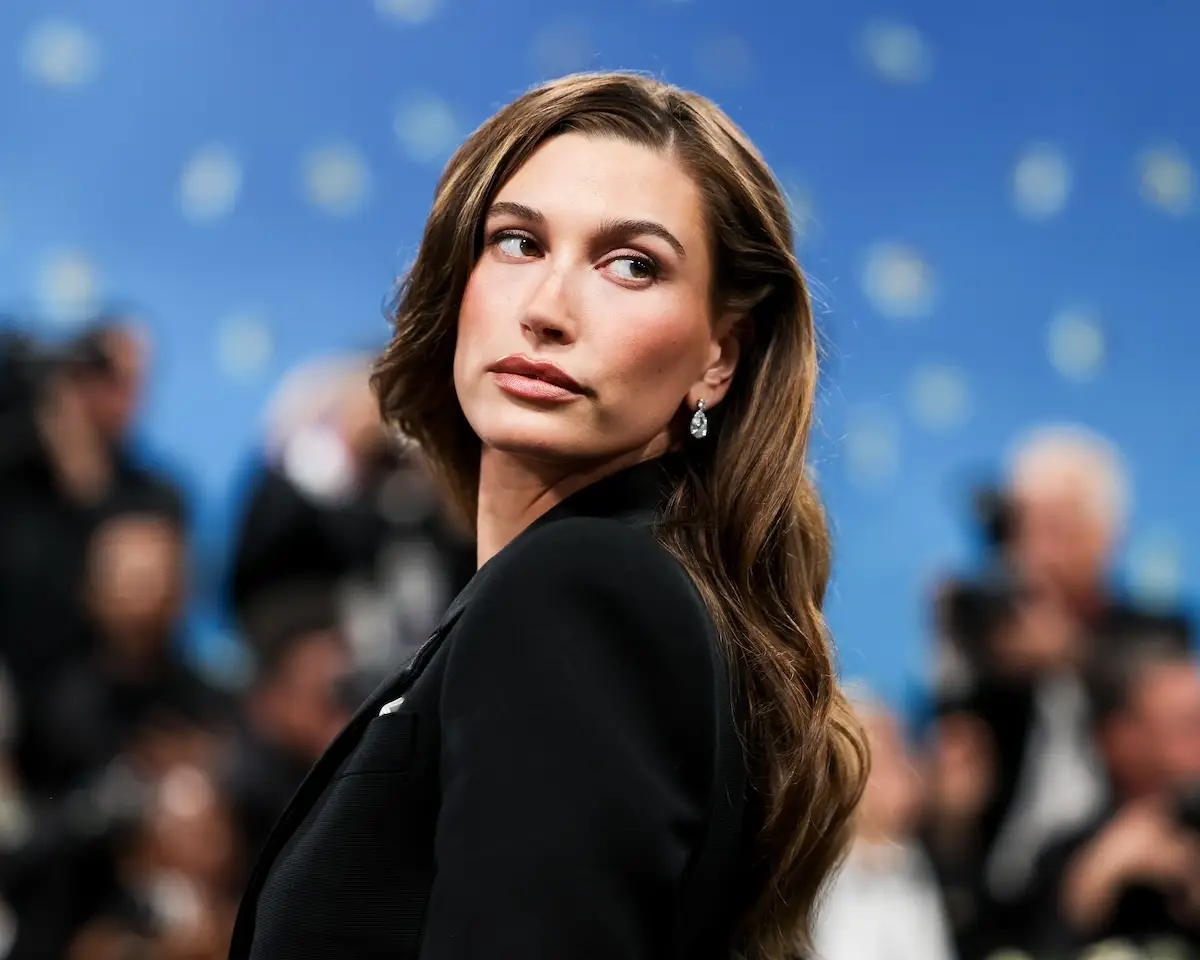 Hailey Bieber vende su marca de belleza Rhode por mil millones de dólares  