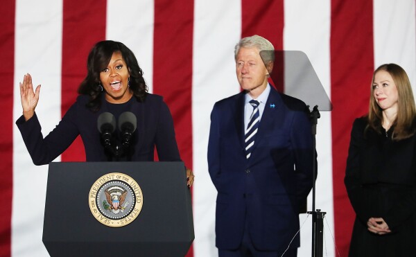 Michelle Obama presentando a Barack en el cierre de campaña de Clinton.