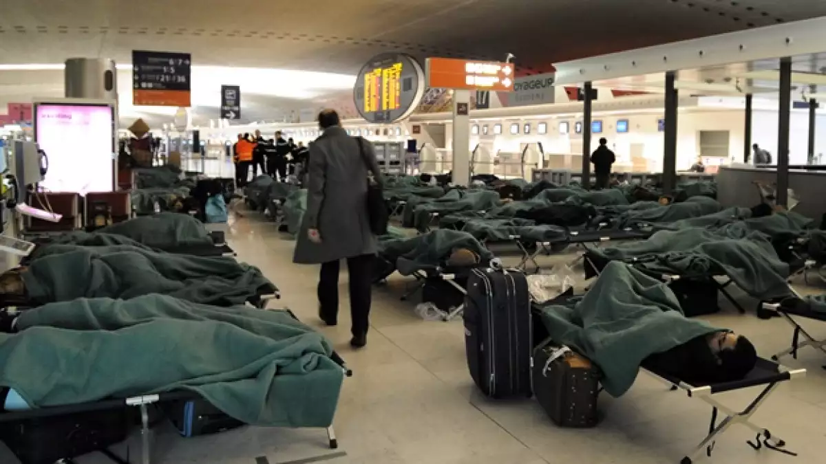 Pasajeros pernoctan Charles de Gaulle