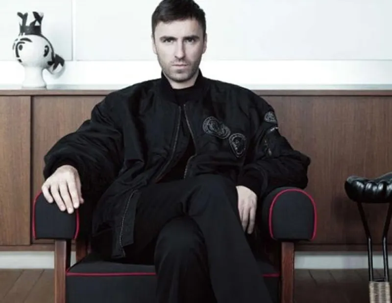 Fuentes cercanas a los dirigentes de LVMH informaron al WWD la posibilidad que Raf Simmons sea el nuevo director creativo de la casa francesa Dior.