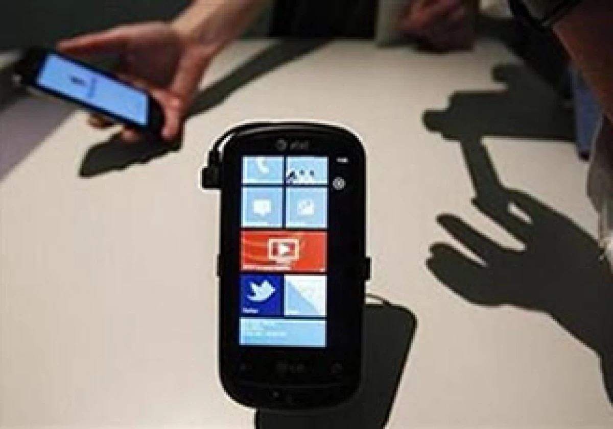 Windows Phone 7 es la respuesta de Microsoft frente al Android de Google y el iPhone de Apple. (Foto: Reuters)