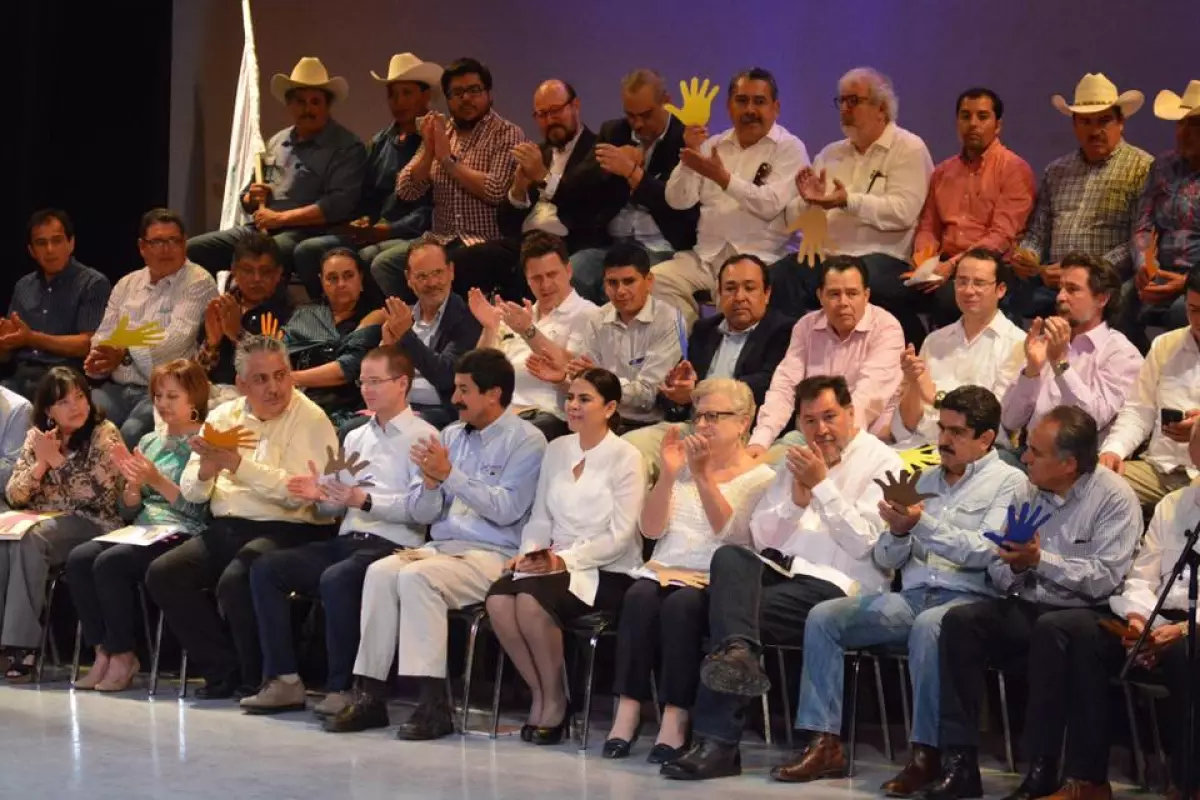 Entre los personajes que han dado su espaldarazo al panista están Gerardo Fernández Noroña, Guadalupe Acosta Naranjo y Manuel Espino.
