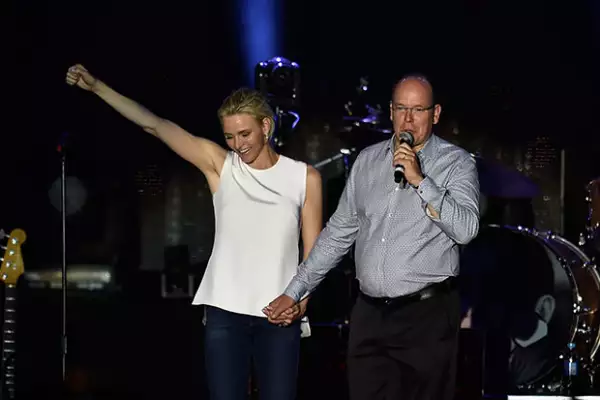 Charlene y Alberto fueron los encargados de presentar a Robbie Williams.