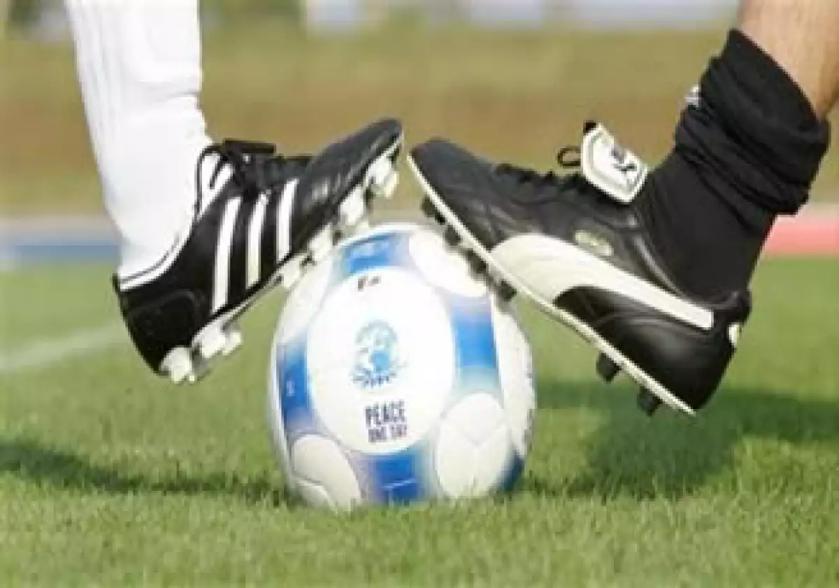 El jefe ejecutivo de Adidas, Herbert Hainer, y el presidente ejecutivo de Puma, Jochen Zeitz, jugaron en equipos mixtos para conmemorar el Día Internacional de la Paz. (Foto: Reuters)