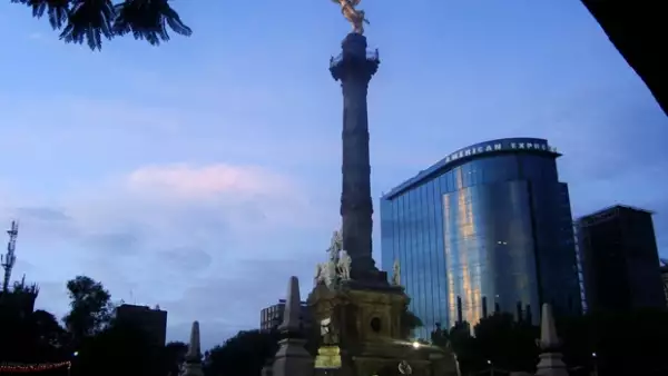 Sabemos que diciembre es un mes para viajar, sin embargo por la misma razón es un excelente pretexto para quedarse, ¿por qué? porque puedes aprovechar la ciudad vacía y conocer mejor sus rincones.