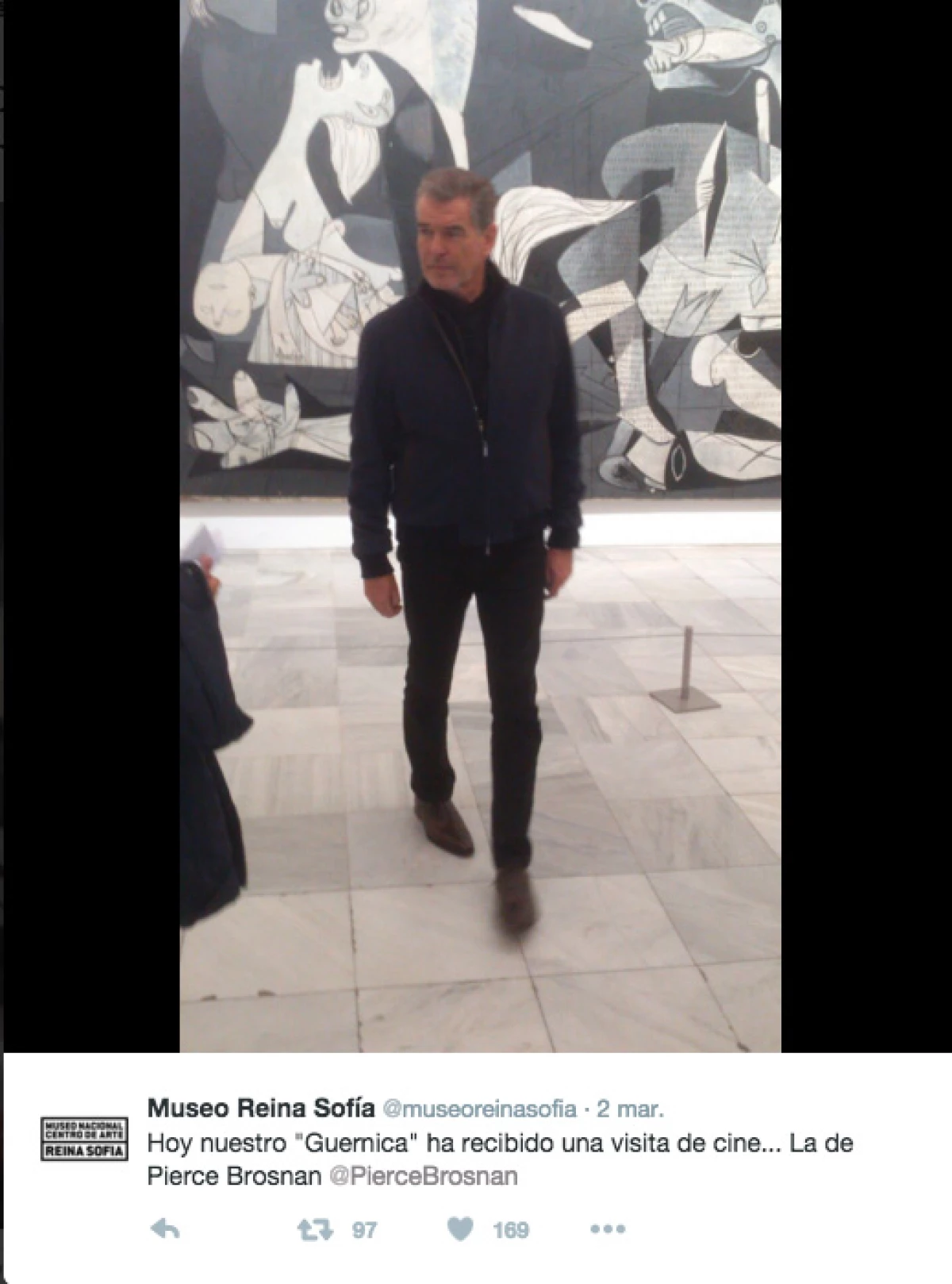 El actor irlandés visitó ayer el Museo Reina Sofía, donde le tomaron una fotografía que generó polémica y muchos españoles expresaron su enojo por redes sociales.